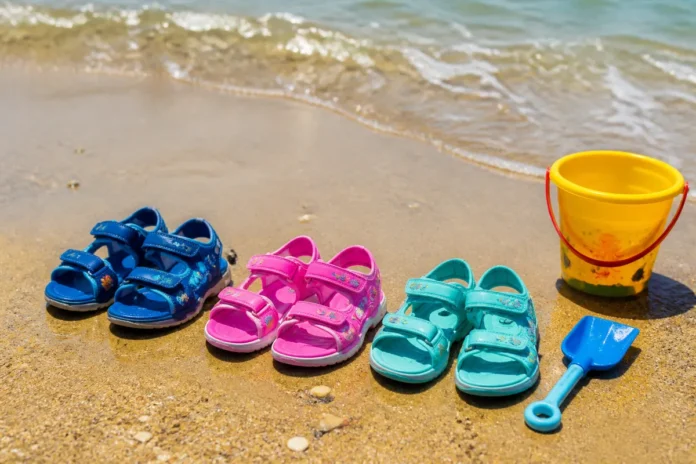 Ce tip de sandale de plajă se potrivește cel mai bine copilului vostru activ Ce tip de sandale de plajă se potrivește cel mai bine copilului vostru activ