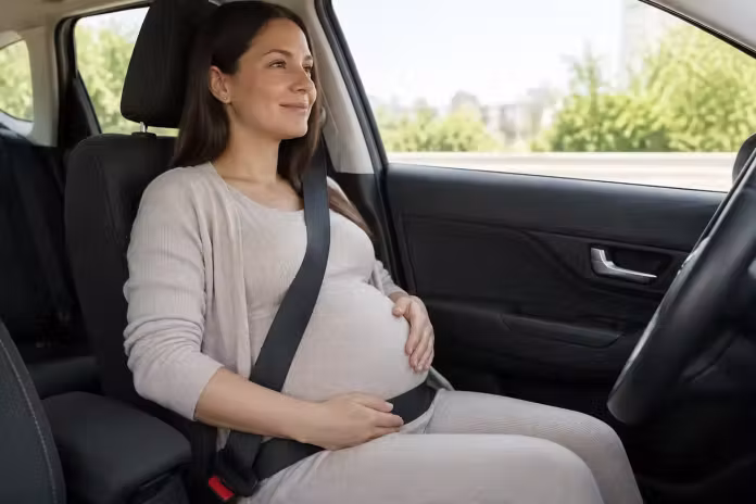 Centura de siguranță purtată corect în sarcină protejează mama și bebelușul Centura de siguranță purtată corect în sarcină protejează mama și bebelușul