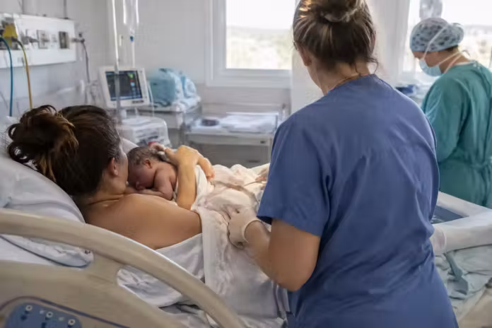 Clamparea întârziată a cordonului ombilical și deciziile care protejează bebelușul Clamparea întârziată a cordonului ombilical și deciziile care protejează bebelușul